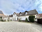 Prodej rozsáhlé výnosové usedlosti, 239 m2, na pozemku 414, v centru Hýskova, okres Beroun, cena 12350000 CZK / objekt, nabízí House ViP, s.r.o.
