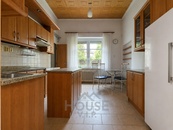 Prodej bytového domu se třemi bytovými jednotkami, zahradou a třemi garážemi- Praha 9, Rajská zahrada, cena 25650000 CZK / objekt, nabízí House ViP, s.r.o.