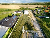 Prodej stavebního pozemku 975 m2, Jirny - Nové Jirny, cena 11990000 CZK / objekt, nabízí House ViP, s.r.o.