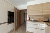 Pronájem světlého bytu 1+kk, balkón, sklep a GS na adrese Nepilova, Beroun, cena 16000 CZK / objekt / měsíc, nabízí 