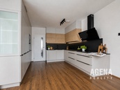 Pronájem světlého bytu 4+kk, 120m2, terasa 20m2, sklep a GS na adrese Nepilova, Beroun, cena 35900 CZK / objekt / měsíc, nabízí AGENA Reality s.r.o