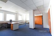 Kancelářské prostory v hlídaném areálu - samostatné patro v administrativní budově, cca 320 m2