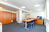 Kancelářské prostory v hlídaném areálu - samostatné patro v administrativní budově, cca 320 m2