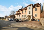 Výnosový dům (penzion) u Brna - možnost přestavby na byty | obecní sítě | 3 garáže + 8 stání 