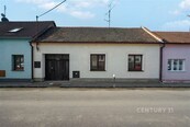 Hledáte dům, který si upravíte přesně podle svých představ? Chcete bydlet v klidné obci jen pár minut od Znojma a mít k tomu zahradu, garáž i praktické zázemí?