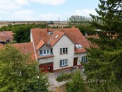Vzdušný mezonetový byt s atmosférou rodinného domu v Měníně