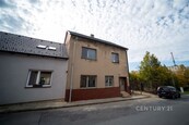 Prostorný koncový řadový dům s novou střechou, k modernizaci, s možností garáže na pozemku - Svitavy, ul. Moravská, cena 4399000 CZK / objekt, nabízí CENTURY 21 Bonus Brno