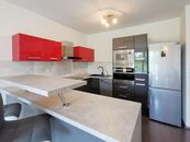 PRONÁJEM NOVOSTAVBY BYTU 2+KK S PARKOVÁNÍM, KOMPLETNĚ ZAŘÍZENÝ - MODŘICE, UL. POPOVICKÁ, cena 19500 CZK / objekt / měsíc, nabízí 