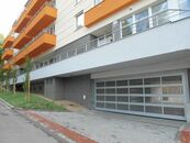 BEZSTAROSTNÉ PARKOVÁNÍ V BRNĚ-ČERNÝCH POLÍCH GARÁŽOVÉ STÁNÍ NA UL. KOTĚROVA K PRONÁJMU, cena 2500 CZK / objekt / měsíc, nabízí 