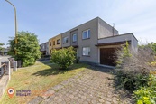 Prodej řadového rodinného domu (131,5 m2) se 2 garážemi a zahradou (755 m2) ve vyhledávané lokalitě Šumperka, cena cena v RK, nabízí OSTROV REALIT