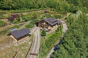 INVESTIČNÍ PŘÍLEŽITOST V OSKAVĚ: DŮM 5+kk S PRIVÁTNÍM WELLNESS A POZEMKY 5 622 m², cena 15990000 CZK / objekt, nabízí 