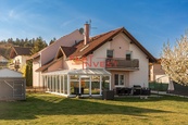 Prodej nadstandardního rodinného domu 6+1 243 m2 se zimní zahradou 29m2 a pozemkem 1121m2, Řitka-Oblouková, cena 19990000 CZK / objekt, nabízí FLAT INVEST & Reality