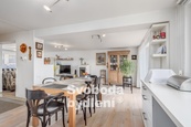 Doporučujeme řadový rodinný dům 5+kk s velkým zázemím, cca 222m2, se slunnou zahradou, pozemky cca 344 m2, ve vyhledávané lokalitě Prahy 10 - Kolovraty, cena 18900000 CZK / objekt, nabízí Svoboda bydlení s.r.o.