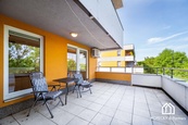 Světlý byt 2+kk, dvě terasy, garáž - Praha 10, cena 22000 CZK / objekt / měsíc, nabízí KOPECKÝ RealEstate & Partners